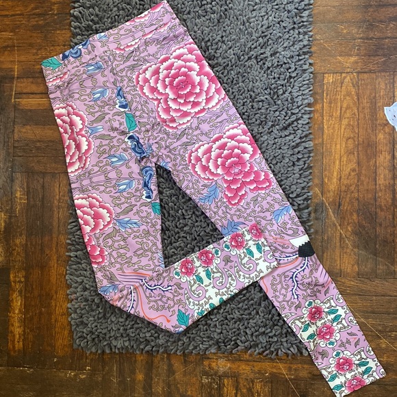 Banjul Lotus Floral Set - Picture 7 of 10